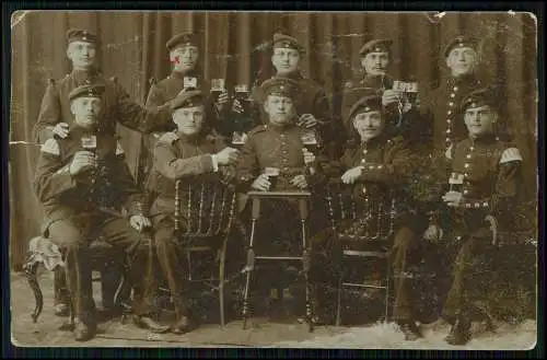Foto AK - Soldaten im Atelier - Gruppenfoto Bier trinken - um 1910