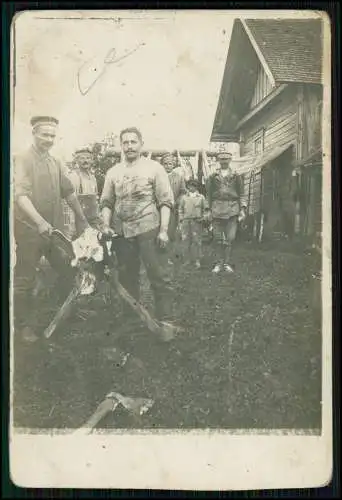 Foto AK 1. WK - Soldaten Ostfront bei Bauern Quartier - Schlachtfest