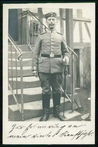 Foto AK 1. WK - Soldat Standportrait - 1915 Feldpost gelaufen - Info Rückseite