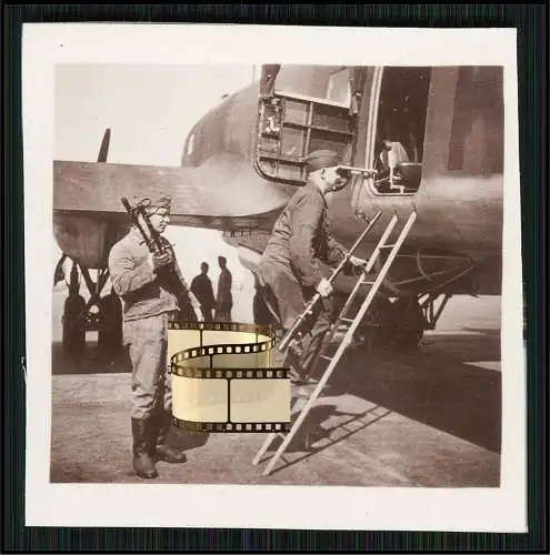 3x Foto 7x6cm nach 1945 - Flugzeug Aircraft - Heinkel He 111 Mechaniker MG - u.a