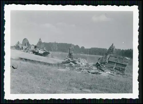 Foto - Flugzeug Aircraft - Bruch - deutscher Soldat am Flugzeug