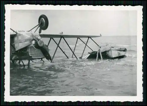 Foto - Flugzeug Aircraft - auf Kopf liegend am Strand