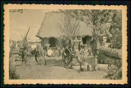 9x Foto 9x6cm altes Papier nach 1945 -Ostfront Soldaten Vormarsch und bei Bauern