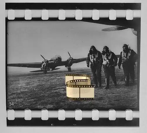 Original Dia 4 x 3,5 cm vor 1945 - Flugzeug Aircraft - Piloten fertig zum Start