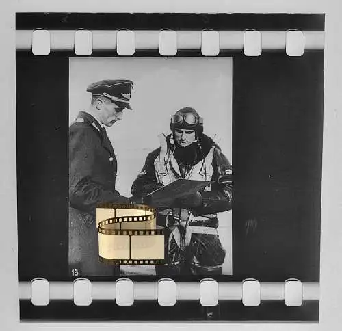 Original Dia 4 x 3,5 cm vor 1945 - Flugzeugführer letzte Info vor dem Start