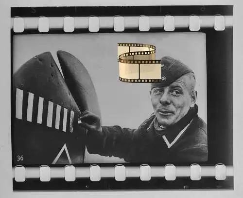 Original Dia 4 x 3,5 cm vor 1945 - Flugzeug -Soldat zeichnet Striche am Leitwerk