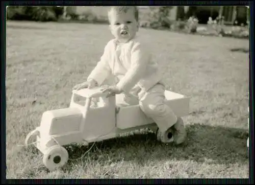 11x Foto Kleinkind Im Garten seltenes Spielzeug LKW Modell im zeitgemäßen Design
