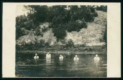 Echt Foto AK 1. WK - Soldaten Baden Nackt naked im See - Feldpostkarte