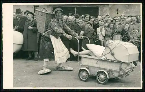 2x Foto 14x9 cm- lustig verkleidete Männer - Maibaumfest in der Sehönferrei 1955