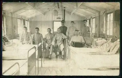 2x Echt Foto AK 1. WK - Deutsche Soldaten im Lazarett - in der Baracke u..a.