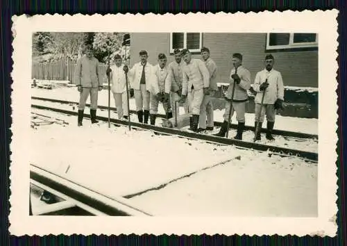 5x Foto Soldaten Wehrmacht Bautrupp Bahnschienen verlegen Winter Bahnhof 1941