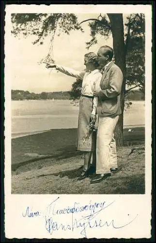 Echt Foto AK - junge Frau mit Mann am See - Autogramm signiert mit Visitenkarte