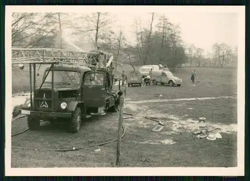 2x Foto DEA Deutsche Erdöl AG Henschel Magirus o.ä. Bohrturmaufbau in Frankreich