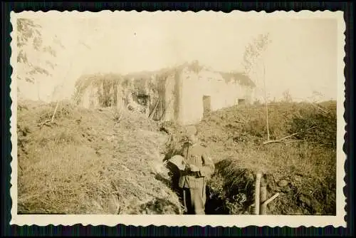 Foto - Bunker Shelter - Soldat Wehrmacht im Graben am Bunker