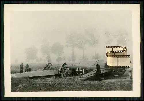 Foto 9x6cm altes Papier nach 1945 - Flugzeug Aircraft - Notlandung Holland 1941