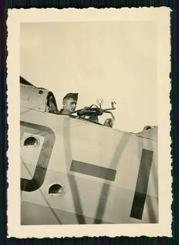 Foto - Flugzeug Aircraft - Wehrmacht Schütze mit MG  im Flugzeug gegen Angriff
