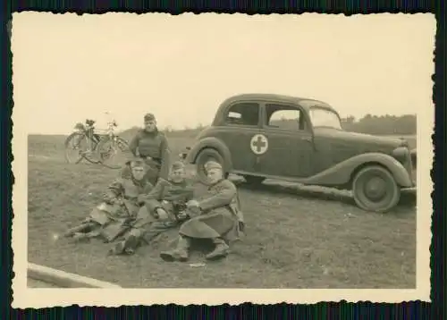 2x Foto Soldaten Wehrmacht Westfront PKW Rotes Kreuz Siedlung Grenze Belgien ?