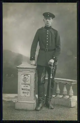 Foto AK 1. WK - Soldat Uniform im Atelier - Erinnerung an den Welt-Krieg 1914-17