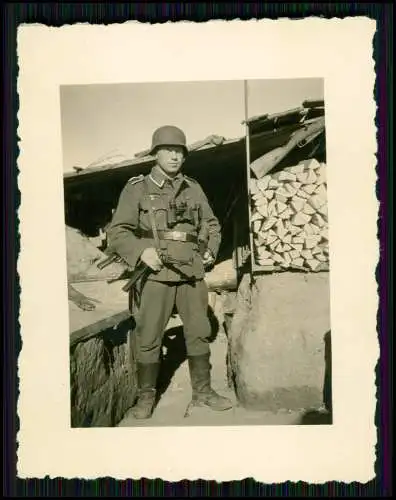 Foto  - Soldat Wehrmacht - mit MP 38/40 - Fernglas Stahlhelm Tasche an der Front