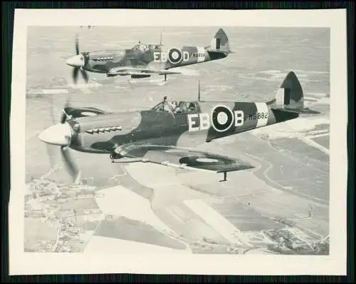 Foto nach 1945 - 2 Aircraft Spitfire Flugzeug Royal Air Force WK 2 in Formation