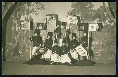 Echt Foto AK F. Lange- Braunschweig Damen auf Bühne mit Wappen Standarte 1920-25