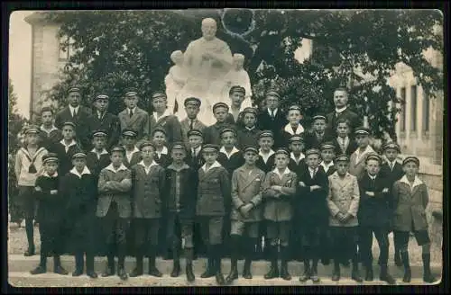 2x Foto AK - Jungs in kurze Hose vor Denkmal unbekannter Ort - um 1915-20