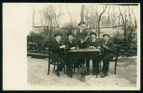 Foto AK - Die Jugend Jungs im Anzug beim Kartenspielen draußen - 1912