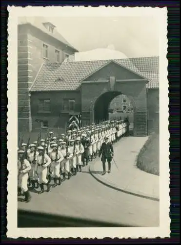 Foto- Soldaten Marine Gebäude Kaserne Wilhelmshaven - marschieren durch Torbogen