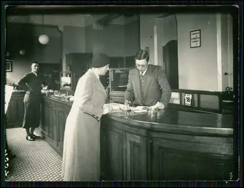 Foto - Bank Hotel o.ä. 1930er - Kunde wird von Angestellten am Tresen bedient