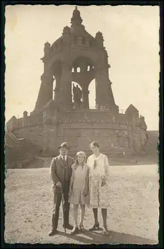Echt Foto AK - Kaiser-Wilhelm-Denkmal Porta Westfalica - kleine Familie Opa 1930