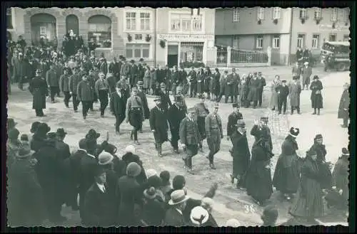 Echt Foto AK 14 x 9 cm - St. Georgen Schwarzwald - Soldaten und andere im Ort