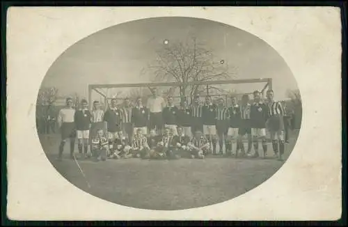 Echt Foto AK - Fußball-Mannschaft im Trikot - Vereins-Wappen auf der Brust 1930