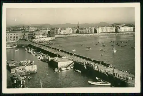 Foto AK - La Concha Bucht in San Sebastián, Spanien, mit Promenade und dem Hafen