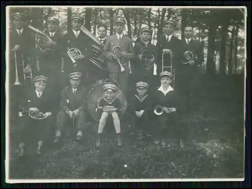 Foto - Kinder Jungs mit Blasinstrumente - auffällige Mützen mit Emblem - 1933