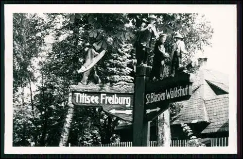 Foto AK - Wegweiser am der Straße - Titisee, Freiburg, St. Blasien und Waldshut