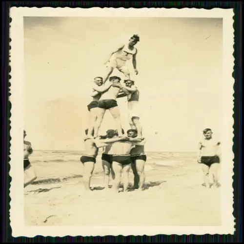 2x Foto Gruppe Soldaten Turnhemd Badehose menschliche Pyramide am Strand 1940