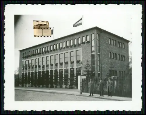 2x Foto - Großes Gebäude Wo ? - geschmückte Fassade Straßenansicht Personen 1938