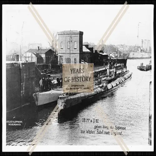 Foto Unterseeboot U-Boot U 77 + U 82 gehen durch die Schleuse zur letzten Fahrt