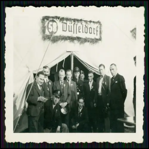 4x Foto - Gruppe Männer vor Zelt posieren Sport auf dem 58 Düsseldorf steht