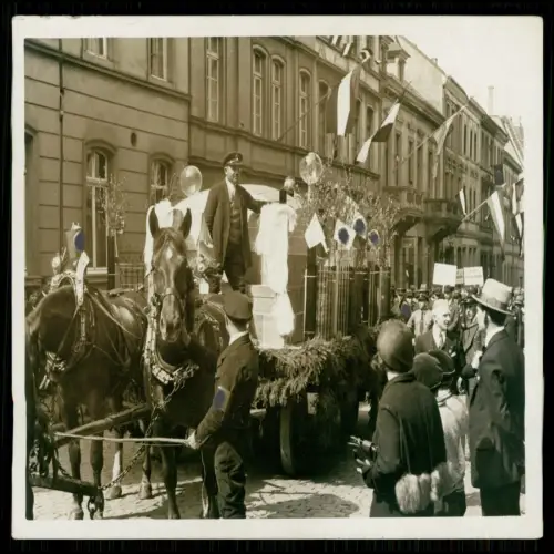Foto Ruhrgebiet ? festliche Atmosphäre - geschmückter Wagen Pferd Straße Gebäude