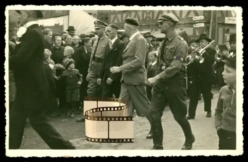 Foto AK Dresden Soldaten festliche Atmosphäre Foto-Dietrich Dresden Wartbergstr.