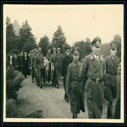 6x Foto - Soldaten, Begräbnis Kameraden - Friedhof Pfarrer und andere