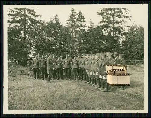 2x Foto -  Soldaten Wehrmacht - im Gelände mit überreichte Urkunde oder Dokument