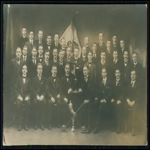 Foto AK - 30 Männer Gruppe auf Tisch Standarte Aufschrift Ilmenau Atelier Müller
