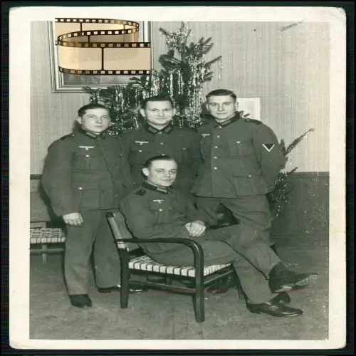Echt Foto AK - 4 Soldaten der Wehrmacht feiern Weihnachten