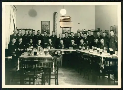 Foto 18x13 cm - Gruppe Soldaten Wehrmacht Luftwaffe - fröhlicher Abend viel Bier