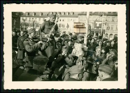 2x Foto - Soldaten mit Saxophon Geige Akkordeon öffentlicher Platz vor Gebäuden