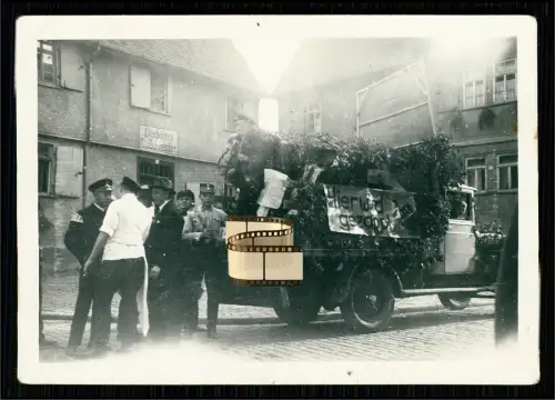 Foto - Aufschrift am Haus Bäckerei L. Schneider - geschmücktes Fahrzeug LKW 1936