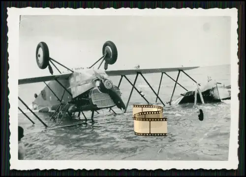 Foto - notgelandetes Flugzeug Doppeldecker Kopfüber im Wasser am Strand 1938