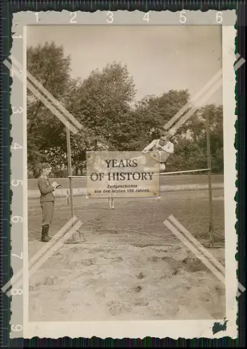 Foto 2x Soldaten beim Sport lustiges Hochsprung Foto 1943